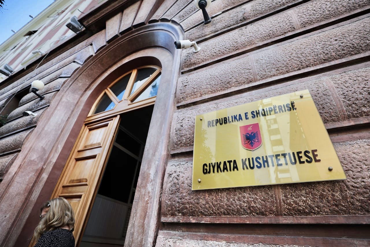 Gjykata Kushtetuese rrëzon dekretin e Presidentit, anulon zgjedhjet në Tiranë
